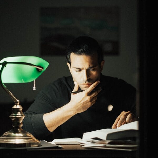 Hızlı ve Yavaş Düşünme: Beynimizin İki Yüzü ve Kararlarımızdaki Gizli Yanılgılar